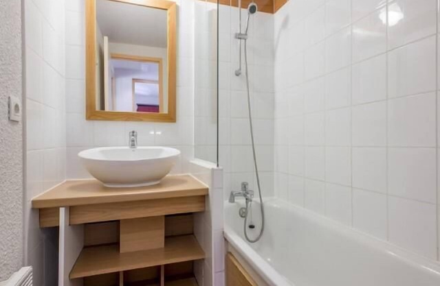 250m from ski slopes, floor -2, view ski slopes, swimming pool, balcony, tv, ski locker, 40m²
