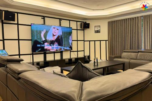25P Muji Black & White Kajang Villa with 100" TV