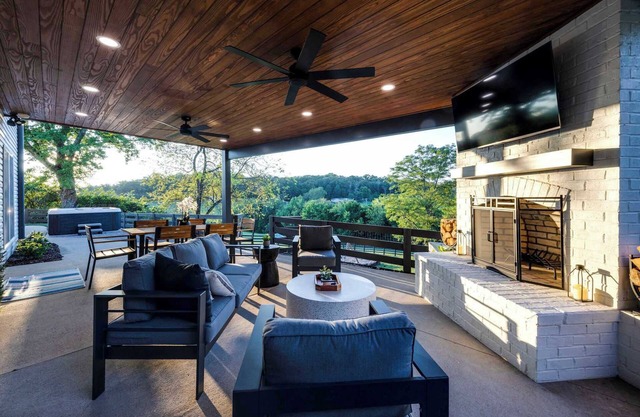 27 South - Lux Estate w/Views, Hot Tub & Gameroom