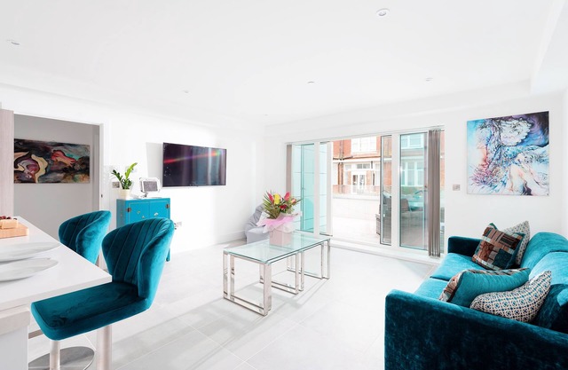 28 Cliff Edge is a spacious one-bedroom apartment on the eastern edge of Newquay