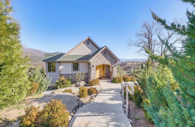 28 Mi to Yosemite: Lovely Mtn Cottage w/Deck!