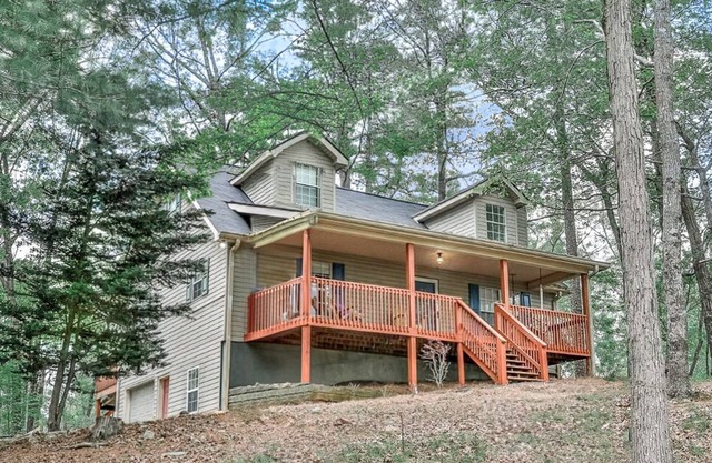 2800 sqft Forest Retreat!4 min to Pool- Hot Tub~Firepit~Dogs! 8 min to Town!