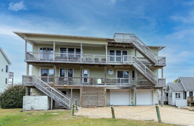 2817 - Aerescape, Soundfront home with lots of fun amenities including rec room and private hot tub