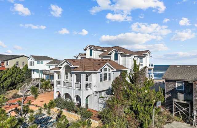 2876 - The Blue Martini, Ultimate oceanfront accommodation with lavish finishes and furnishings