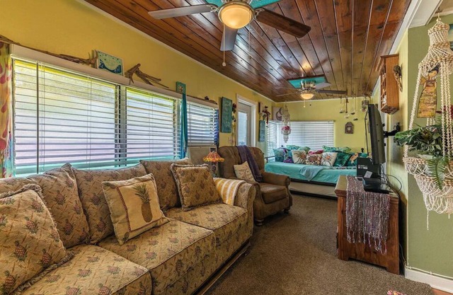 2B/1B sleeps 8 on waterfront property - 270' pier, pool, hot tubs & amenities