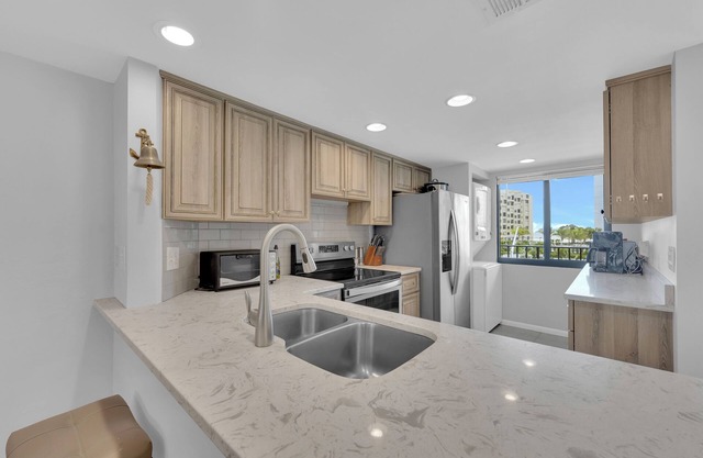 2B/2B Fairview Isles 214 Condo, Walk to Beach, Heated Pool!