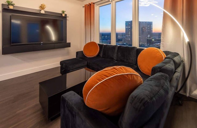 2B King Suite w/Skyline Views