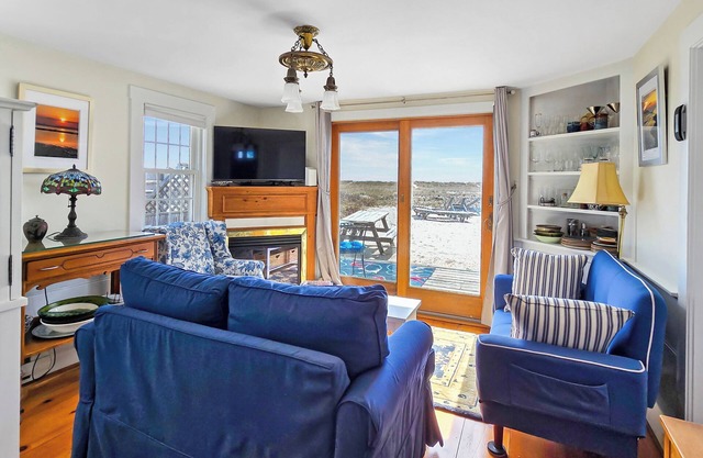 2BD Bayfront Cottage-Water Views, Direct Beach Access, A/C, Exclusive Use Outdoor Space