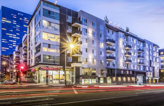 2BD DTLA Flat: Shared Office, Poolside Bliss, Designated Parking