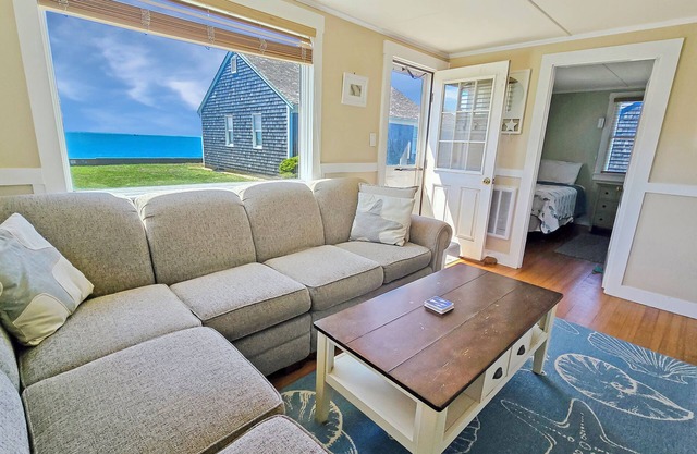 2BD Waterfront Cottage at Mayo Beach-Private Association Beach, Walk to Town Pier