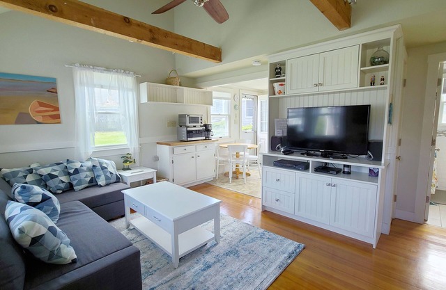 2BD Waterfront Cottage at Mayo Beach-Private Association Beach, Walk to Town Pier