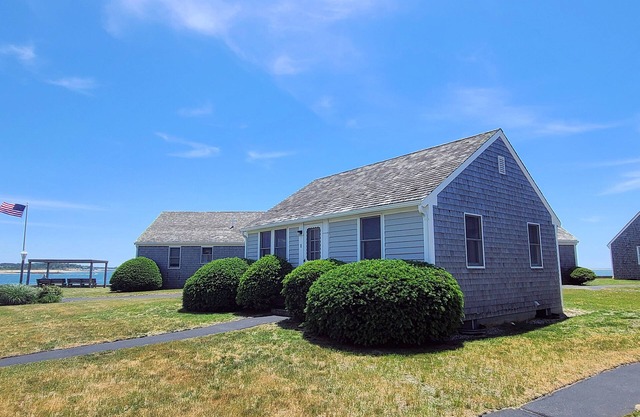 2BD Waterfront Cottage at Mayo Beach-Private Association Bay Beach, Walk to Town Pier