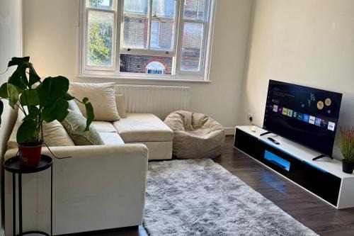 2Bed Apartment-Sleeps 4 Pets Ok & Balcony