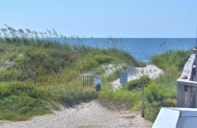 2BR/1BA Condo - Oceanfront, Walk to Pier/Fishing/Dining, Sleeps 6