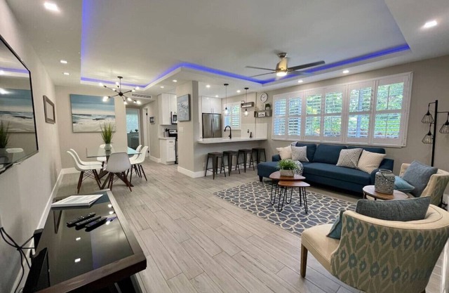2BR/1BA Newly Renovated Condo - Walk to the Beach!