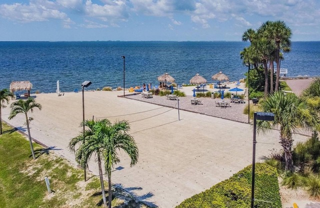 2BR/2BA Condo w/Pool View, King & Queen Beds