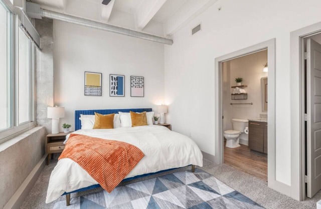 2BR 2BA Highrise | 1 King and 1 Queen Bed | Downtown ATL