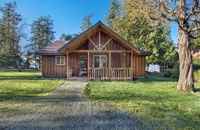 2BR 2BA Ocean View Cabin - 1 min walk to world class beach!