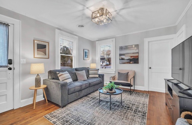 2Br/2Ba w/Patio and Workspace walk to Cherrydale