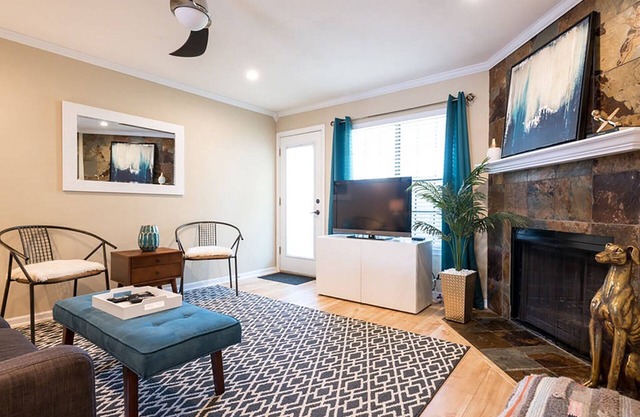 2BR/2BA w/pool close to downtown, walk to everything on South Congress
