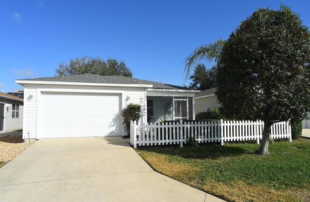 2BR/2BA with electric golf cart, 5 minutes to Lake Sumter and 466 shopping.