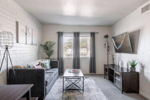 2BR 6 Min to UofA BBQ, Sunshine & Cozy Vibes!