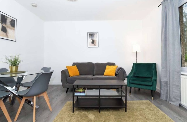 2BR Apartment-Free Parking
