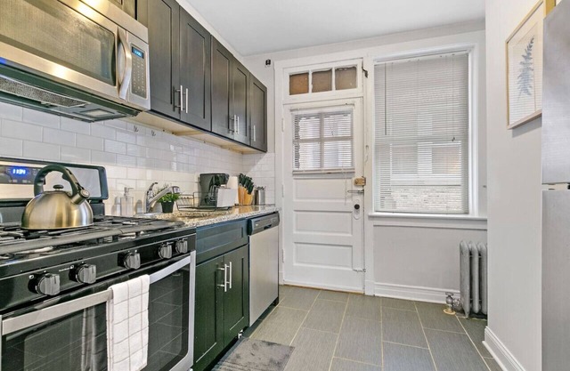 2BR Apt near Shops Dining Loyola University