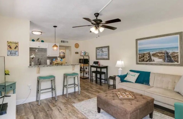 2BR Beach House, Kitchen, W/D, Bikes, Chairs, BBQ.