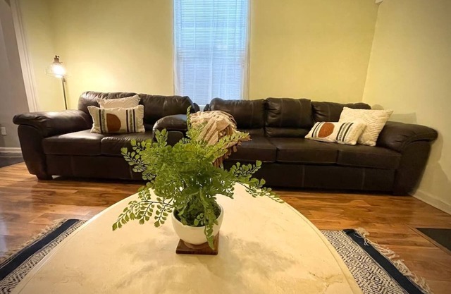 2BR Bungalow 1.7 Miles from FQ w/Parking