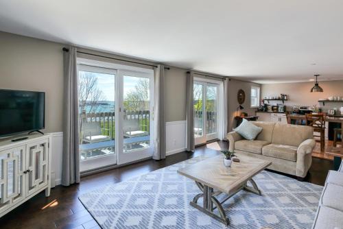 2BR Condo Downtown SWH w/Ocean Views [Driftwood]