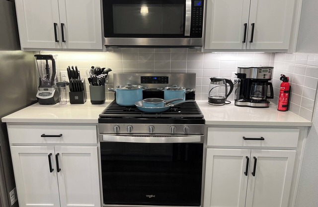 2Br, Gym, Trails, Fast Wifi, 75" TV, Workspace