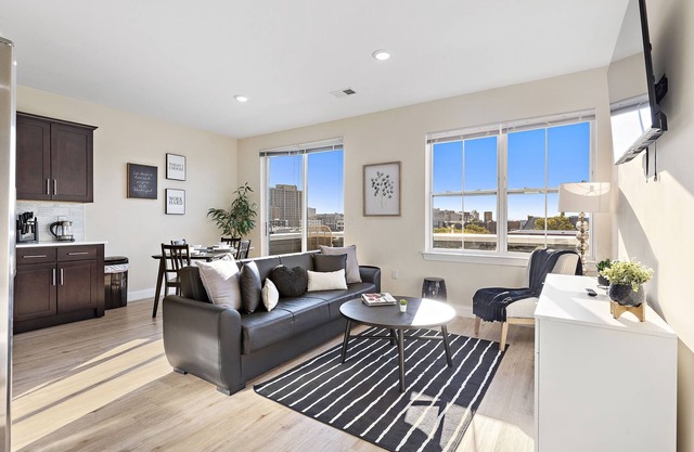 2BR*HiddenGem*Skyline view*Rooftop Balcony