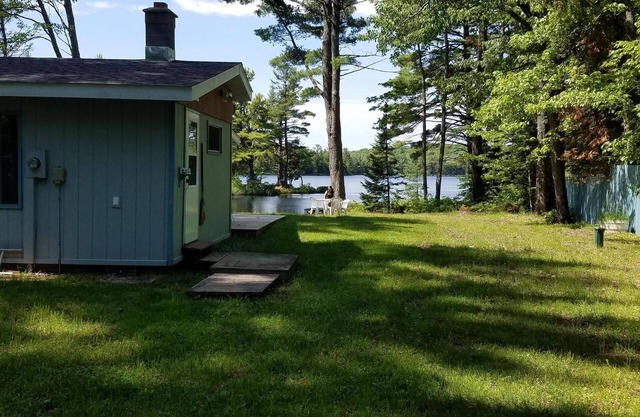 2BR Lakefront, Canoe, Kayaks, Fishing, Firepit, SXS Snowmobile Trails & Wifi