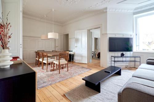 2BR Loft - Modern & Central