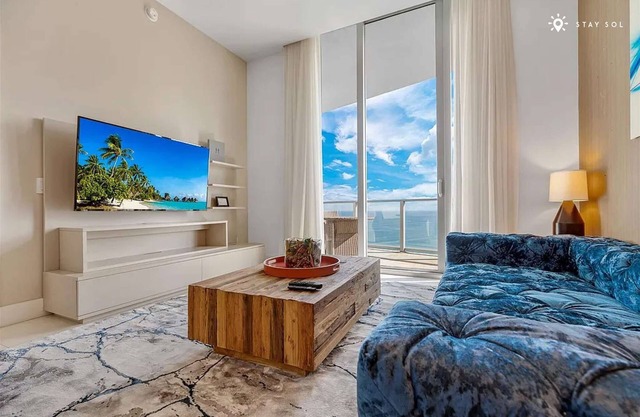 2BR Ocean View Balcony & Pool
