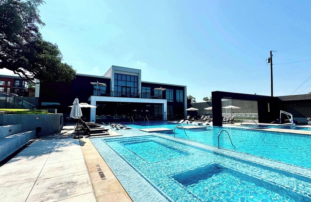 2BR Retreat -Gym, Pool, Parking