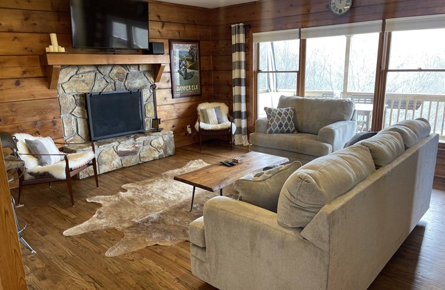 2BR Secluded House with Amazing Mountain View & Dog Friendly!