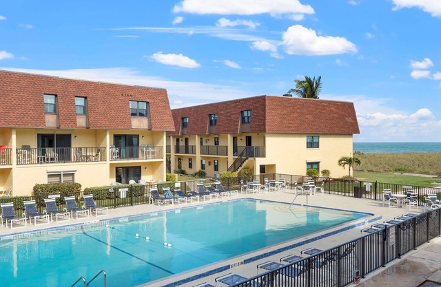 2BR Sleeps 6 Pool BBQ Steps to Beach Pier Downtown