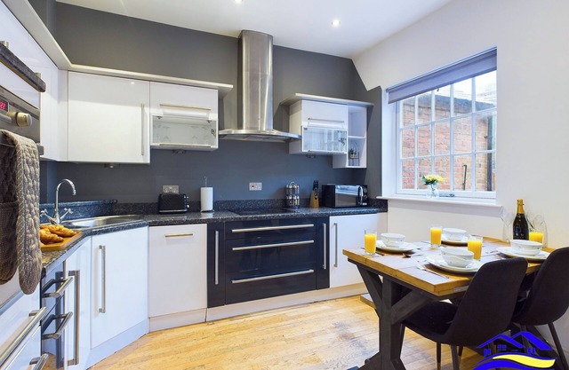 2BR-Sleeps4-CityCentre-FreeParking