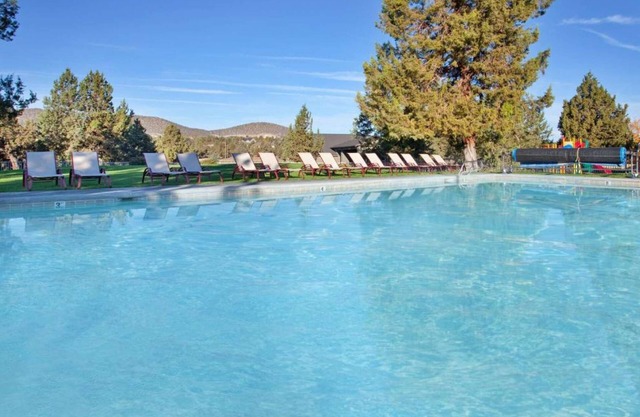 2BR Townhome | Golf. Pool. Free Parking. Pet Friendly