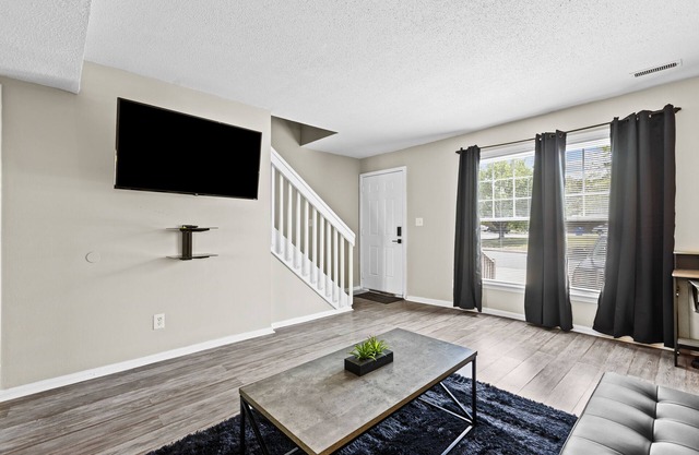 2BR Townhouse Duplex 8 min to ECU 10 min to Vidant