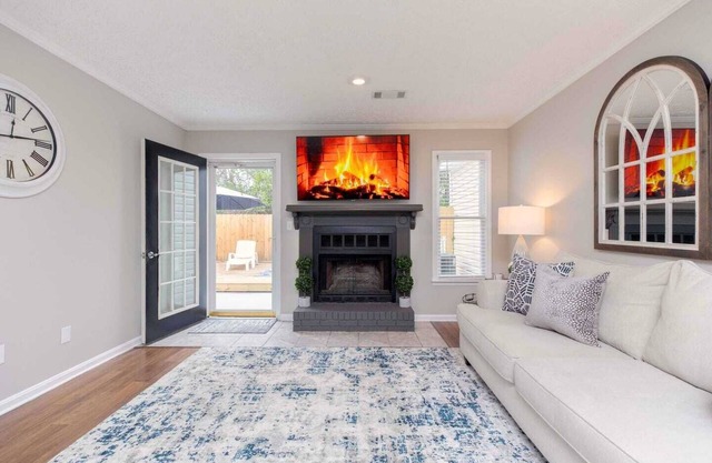 2BR Townhouse | Pet Friendly | Fully Fenced
