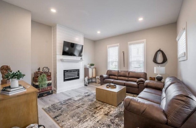 2BR Urban Oasis: Downtown Bliss