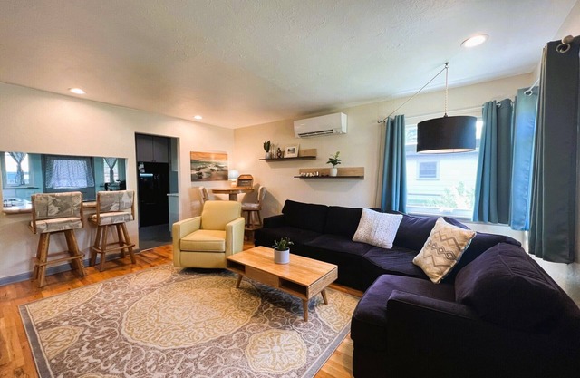 2BR Urban Retreat Close to Downtown: Yard, Patio, Modern Amenities