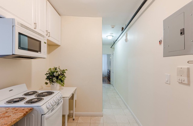 (2C) 2 Bedroom Apt Just Off Park Ave