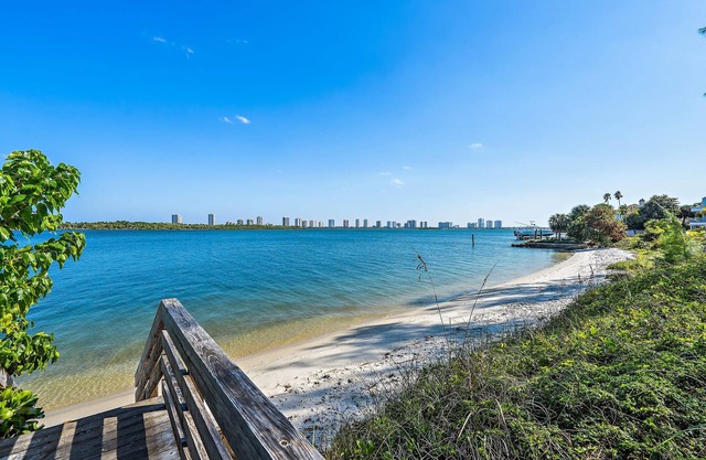 2miles 2 Beach-2 King Beds-Mid-century Modern