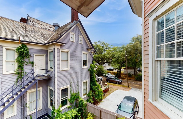 2nd-floor apartment near Savannah River with full kitchen, washer/dryer, patio