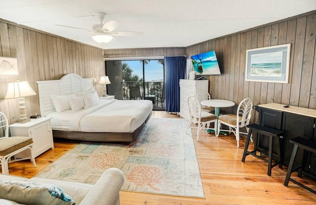 2nd Floor Oceanfront King Room Tower