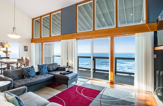 2nd-floor oceanfront condo w/hot tub, pool, ocean view, wood-burning fireplace